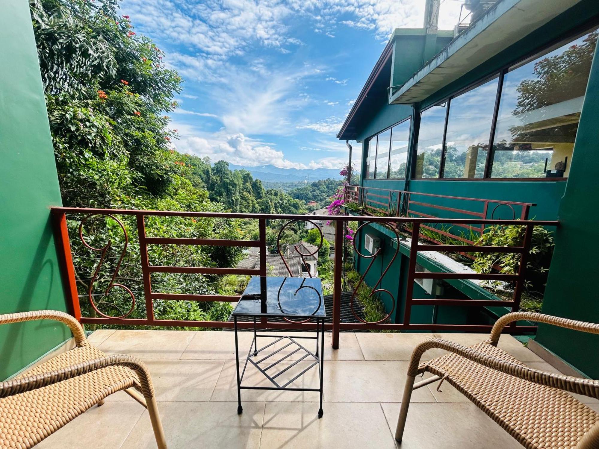 सहारा Nature Walk Kandy